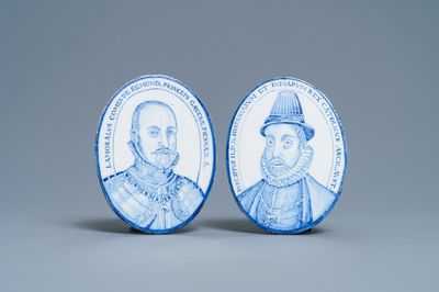 Une paire de plaques aux portraits en faïence d'Utrecht en bleu et blanc dans le style de Delft, début du 19ème