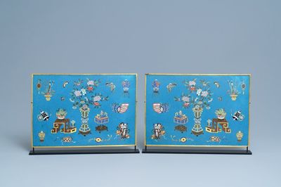 Une paire de plaques de forme rectangulaire en émaux cloisonnés, Chine, Qianlong/Jiaqing