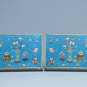 Une paire de plaques de forme rectangulaire en émaux cloisonnés, Chine, Qianlong/Jiaqing — photo 1