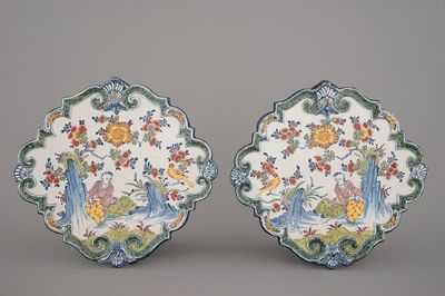 Une paire de plaques en faïence de Delft au chinoiserie, datées 1757