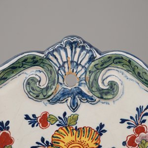 Une paire de plaques en faïence de Delft au chinoiserie, datées 1757 — photo 3