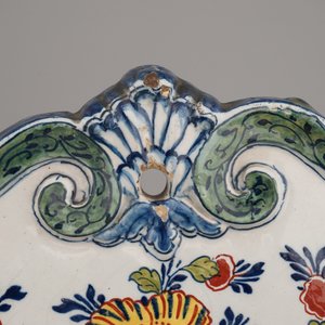 Une paire de plaques en faïence de Delft au chinoiserie, datées 1757 — photo 4