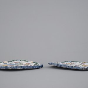 Une paire de plaques en faïence de Delft au chinoiserie, datées 1757 — photo 6