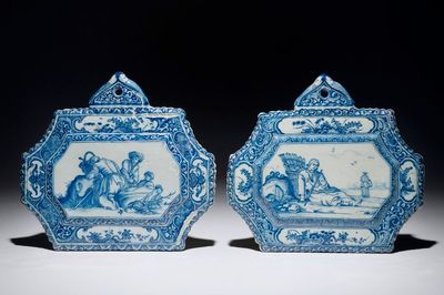 Une paire de plaques en faïence de Delft bleu et blanc aux décors d'après Bloemaert, datées 1726
