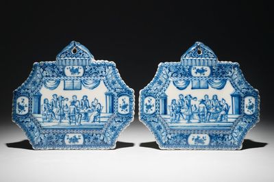 Une paire de plaques en faïence de Delft bleu et blanc aux scènes d'intérieur, 18ème