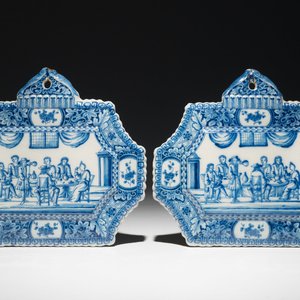Une paire de plaques en faïence de Delft bleu et blanc aux scènes d'intérieur, 18ème — photo 1