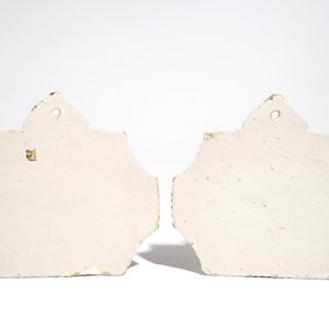 Une paire de plaques en faïence de Delft bleu et blanc aux voyageurs dans un paysage, 18ème — photo 2
