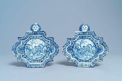 Une paire de plaques en faïence de Delft en bleu et blanc, 18ème