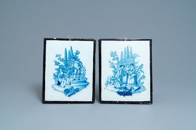 Une paire de plaques en faïence de Delft en bleu et blanc aux bordures en noir, 18ème