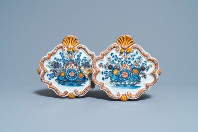 Une paire de plaques en faïence de Delft polychrome à décor de paniers fleuris, 18ème