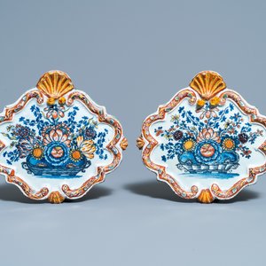 Une paire de plaques en faïence de Delft polychrome à décor de paniers fleuris, 18ème — photo 2