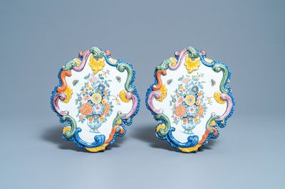Une paire de plaques en faïence de Delft polychrome à décor de vases fleuris, 18ème