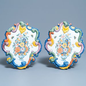 Une paire de plaques en faïence de Delft polychrome à décor de vases fleuris, 18ème — photo 1