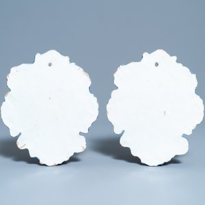 Une paire de plaques en faïence de Delft polychrome à décor de vases fleuris, 18ème — photo 2