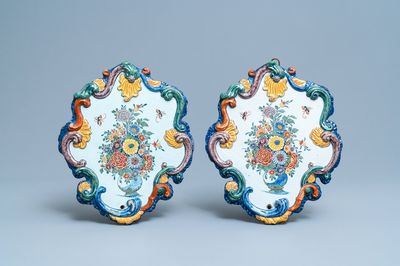 Une paire de plaques en faïence de Delft polychrome à décor de vases fleuris, 18ème