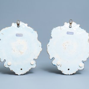 Une paire de plaques en faïence de Delft polychrome à décor de vases fleuris, 18ème — photo 2