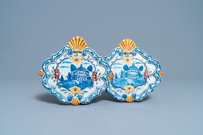 Une paire de plaques en faïence de Delft polychrome à décor d'un chateau entouré d'eau, 18ème