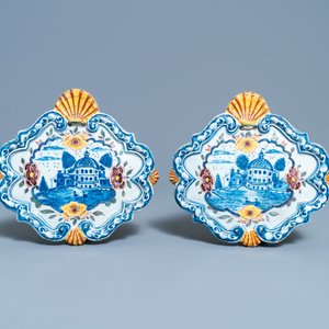 Une paire de plaques en faïence de Delft polychrome à décor d'un chateau entouré d'eau, 18ème — photo 2