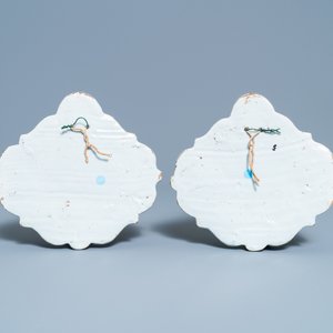 Une paire de plaques en faïence de Delft polychrome à décor d'un chateau entouré d'eau, 18ème — photo 3