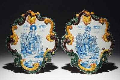 Une paire de plaques en faïence de Delft polychrome en techique mixte aux décors pastoraux, 18ème
