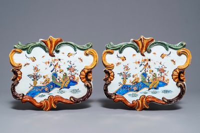 Une paire de plaques en faïence polychrome de Delft à décor de chinoiserie, 18ème