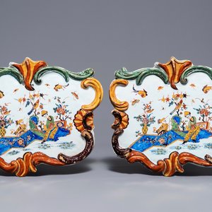 Une paire de plaques en faïence polychrome de Delft à décor de chinoiserie, 18ème — photo 1