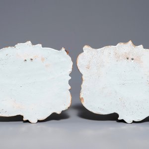 Une paire de plaques en faïence polychrome de Delft à décor de chinoiserie, 18ème — photo 2