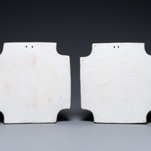 Une paire de plaques en faïence polychrome de Delft à décor raffiné de paniers fleuris, 18ème — photo 2