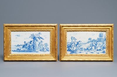 Une paire de plaques rectangulaires en faïence de Delft en bleu et blanc, 18ème