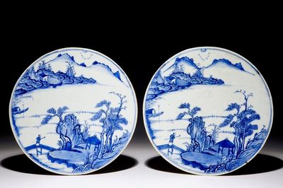 Une paire de plaques rondes aux paysages en porcelaine de Chine bleu et blanc, Kangxi