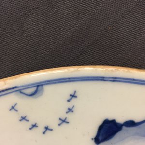 Une paire de plaques rondes aux paysages en porcelaine de Chine bleu et blanc, Kangxi — photo 5