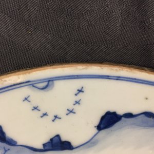 Une paire de plaques rondes aux paysages en porcelaine de Chine bleu et blanc, Kangxi — photo 6