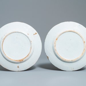 Une paire de plats à décor de chinoiserie et une paire d'assiettes à décor de roses en faïence de Delft, 18ème — photo 7