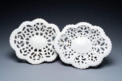 Une paire de plats ajourés en faïence en blanc monochrome, Faenza, Italie, 17ème