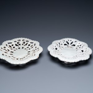 Une paire de plats ajourés en faïence en blanc monochrome, Faenza, Italie, 17ème — photo 5