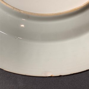 Une paire de plats armoriés en porcelaine de Chine famille rose pour le marché italien, blasons de Cantelmi, Qianlong — photo 12