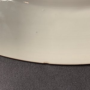 Une paire de plats armoriés en porcelaine de Chine famille rose pour le marché italien, blasons de Cantelmi, Qianlong — photo 5