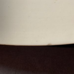 Une paire de plats armoriés en porcelaine de Chine famille rose pour le marché italien, blasons de Cantelmi, Qianlong — photo 6