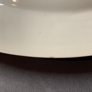 Une paire de plats armoriés en porcelaine de Chine famille rose pour le marché italien, blasons de Cantelmi, Qianlong — photo 7