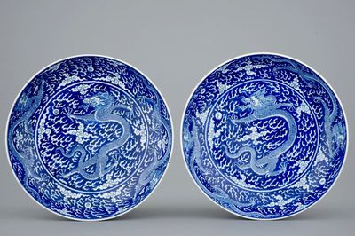 Une paire de plats aux dragons en porcelaine de Chine bleu et blanc, marque et période de Kangxi