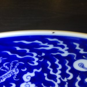 Une paire de plats aux dragons en porcelaine de Chine bleu et blanc, marque et période de Kangxi — photo 11