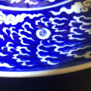 Une paire de plats aux dragons en porcelaine de Chine bleu et blanc, marque et période de Kangxi — photo 18
