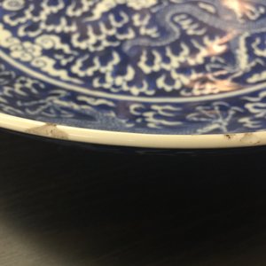 Une paire de plats aux dragons en porcelaine de Chine bleu et blanc, marque et période de Kangxi — photo 20