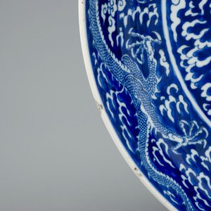 Une paire de plats aux dragons en porcelaine de Chine bleu et blanc, marque et période de Kangxi — photo 3