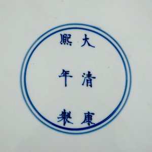 Une paire de plats aux dragons en porcelaine de Chine bleu et blanc, marque et période de Kangxi — photo 5