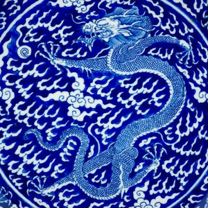 Une paire de plats aux dragons en porcelaine de Chine bleu et blanc, marque et période de Kangxi — photo 9
