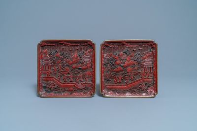 Une paire de plats de forme carrée en laque rouge et noire, marque et époque de Qianlong