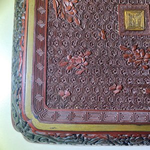 Une paire de plats de forme carrée en laque rouge et noire, marque et époque de Qianlong — photo 18