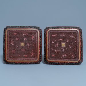 Une paire de plats de forme carrée en laque rouge et noire, marque et époque de Qianlong — photo 2