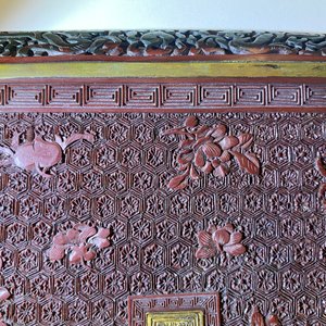 Une paire de plats de forme carrée en laque rouge et noire, marque et époque de Qianlong — photo 21